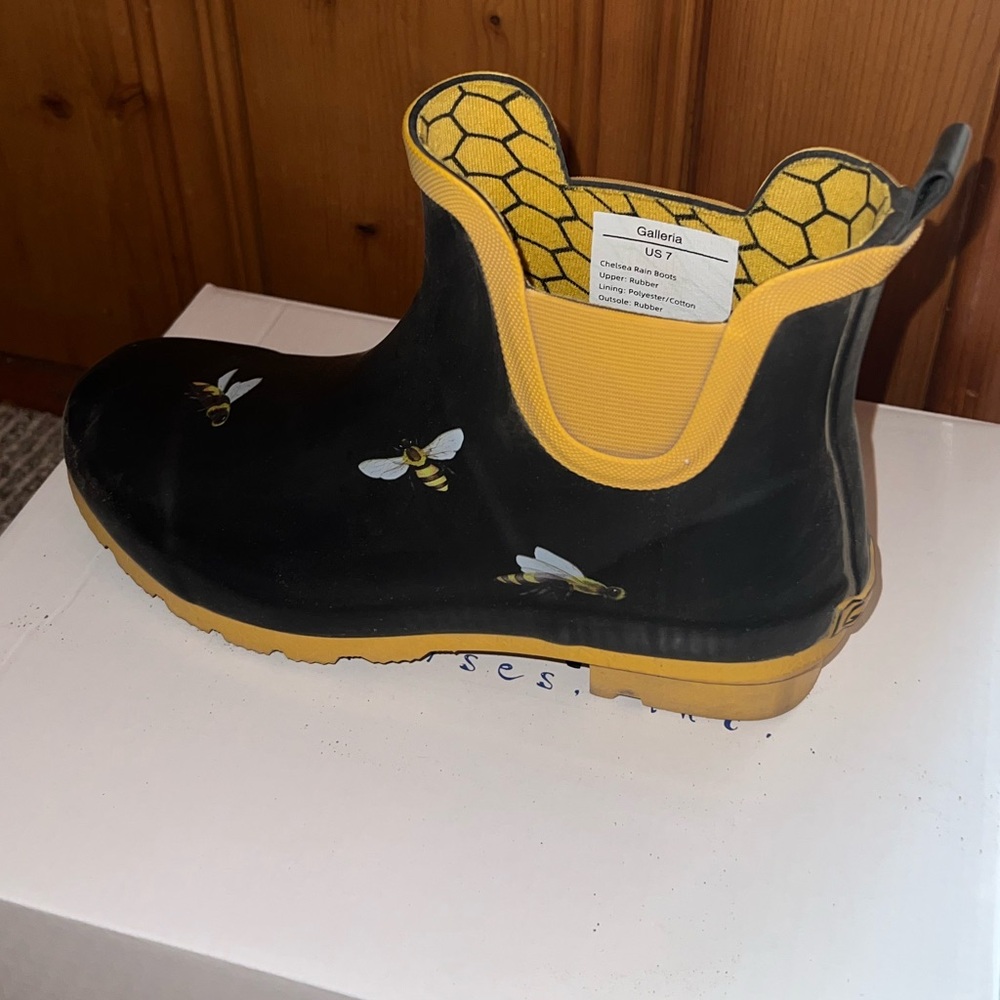 Short Bee Rainboots